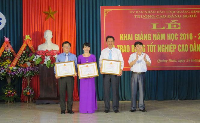 Các cán bộ, giáo viên Trường cao đẳng nghề được UBND tỉnh tặng bằng khen và công nhận danh hiệu Chiến sĩ thi đua cấp tỉnh, năm học 2015-2016.