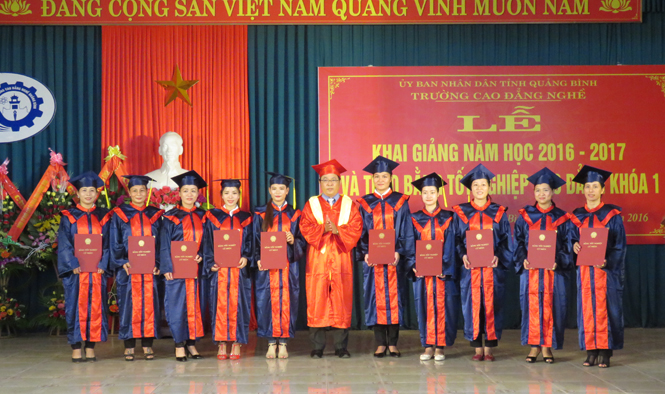 Những sinh viên khóa đầu tiên nhận bằng tốt nghiệp Cao đẳng nghề.