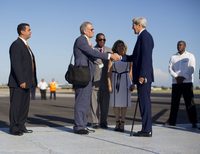 Ông Jeffrey DeLaurentis chào đón Ngoại trưởng Mỹ John Kerry đến Havana tháng 8-2015 (Nguồn: AP)