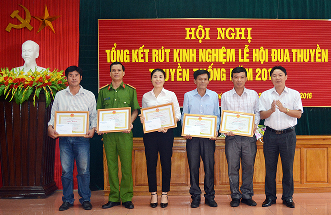 Lãnh đạo huyện Quảng Ninh trao thưởng cho các cá nhân đạt thành tích xuất sắc trong công tác tổ chức lễ hội đua thuyền truyền thống của huyện năm 2016.