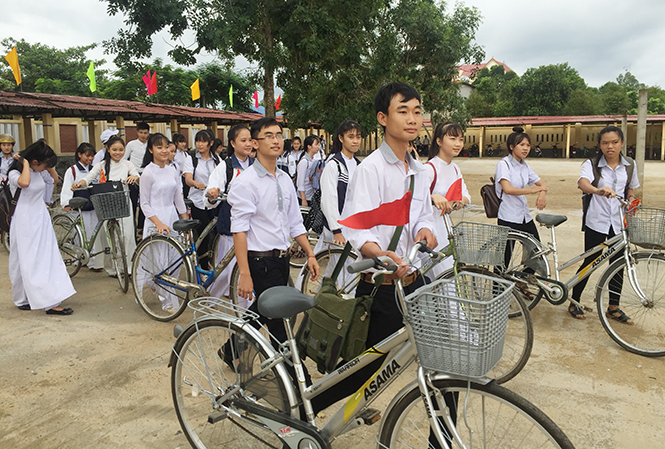 Các em học sinh Trường THPT Hùng Vương với cờ an toàn giao thông gắn trên ghi đông xe đạp đã trở thành hình ảnh quen thuộc.