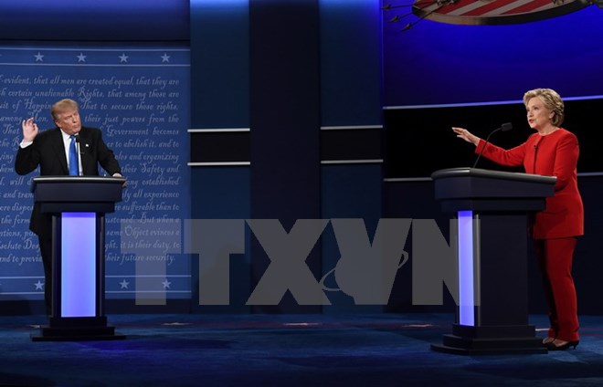 Ứng cử viên đảng Dân chủ Hillary Clinton (phải) và ứng cử viên đảng Cộng hòa Donald Trump (trái) tại cuộc tranh luận trực tiếp đầu tiên ở Hempstead, New York ngày 26-9. (Nguồn: AFP/TTXVN)