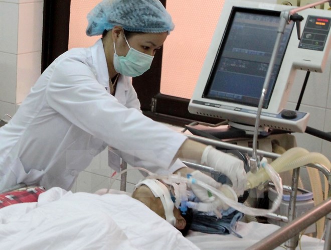 Điều trị cho bệnh nhân mắc bệnh cúm tại Bệnh viện Bệnh nhiệt đới Trung ương. (Ảnh: TTXVN/Vietnam+)