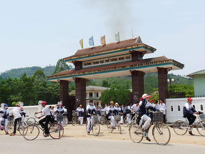 Học sinh các trường học trên địa bàn huyện Minh Hóa tích cực tham gia BHYT.   Ảnh: T.H