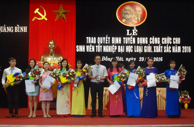 Đồng chí Trần Công Thuật, Phó Bí thư Thường trực Tỉnh ủy, Trưởng đoàn đại biểu Quốc hội tỉnh tặng hoa chúc mừng các sinh viên tốt nghiệp đại học loại giỏi, xuất sắc trúng tuyển công chức năm 2016.
