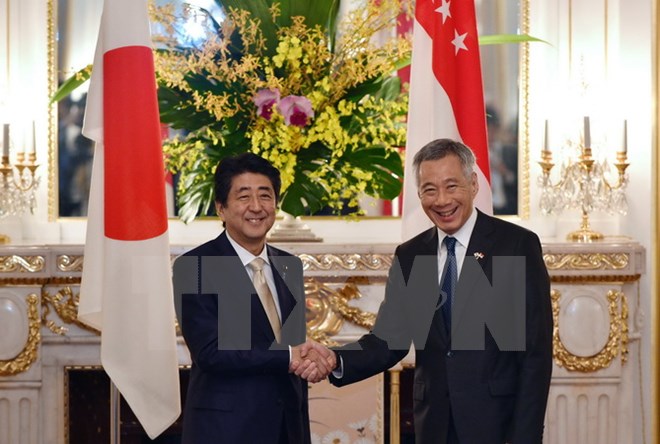 Thủ tướng Nhật Bản Shinzo Abe (trái) và Thủ tướng Singapore Lý Hiển Long. (Nguồn: AFP/TTXVN)