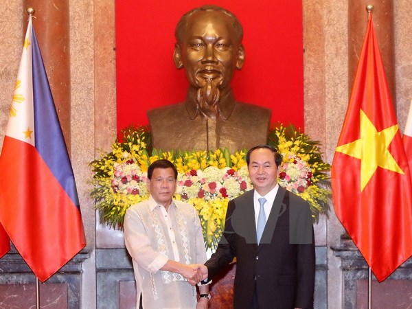 Chủ tịch nước Trần Đại Quang và Tổng thống Philippines Rodrigo Roa Duterte tại lễ đón. (Ảnh: Nhan Sáng/TTXVN)