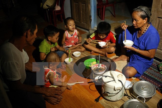 Người phụ nữ này ở tỉnh Quảng Trị phải trông nuôi 5 đứa cháu nội ngoại do bố mẹ chúng đi làm xa sau sự cố môi trường biển. (Ảnh: Tuấn Anh/TTXVN)