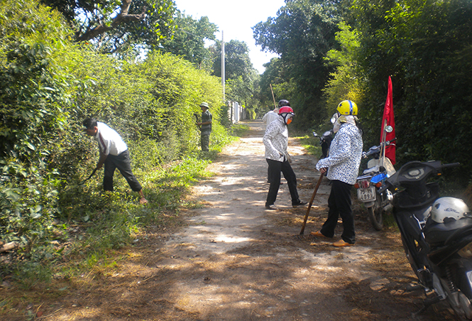 Ban công tác Mặt trận thôn 3, Lộc Ninh thường xuyên vận động người dân giữ gìn vệ sinh môi trường.