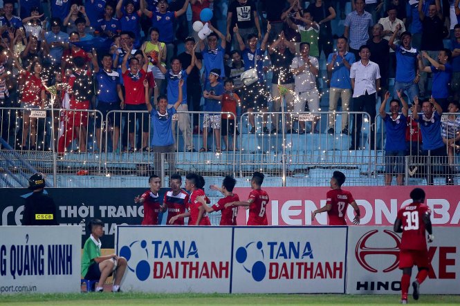 Niềm vui của khán giả và cầu thủ Than Quảng Ninh sau bàn mở tỉ số 1-0 của Đức Thắng. Ảnh: ANH HOÀNG