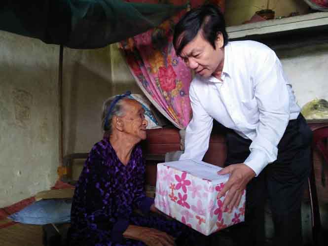 Đồng chí Phạm Đức Thương, Phó Chủ tịch Thường trực UBMTTQ Việt Nam tỉnh tặng quà cho cụ Lê Thị Kéo ở xã Liên Thủy