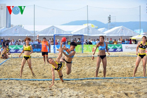  ĐT nữ Việt Nam đã giành quyền vào chơi trận chung kết môn bóng ném bãi biển. (Ảnh: Trường Giang).