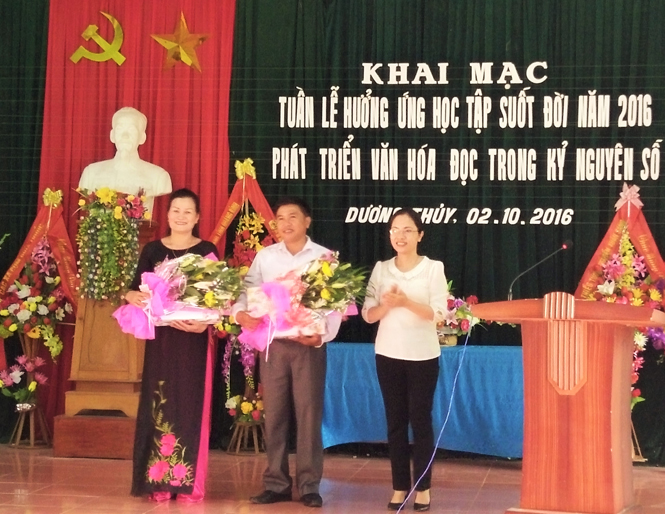 Lãnh đạo huyện Lệ Thủy tặng sách và hoa cho Trường THCS Dương Thủy.