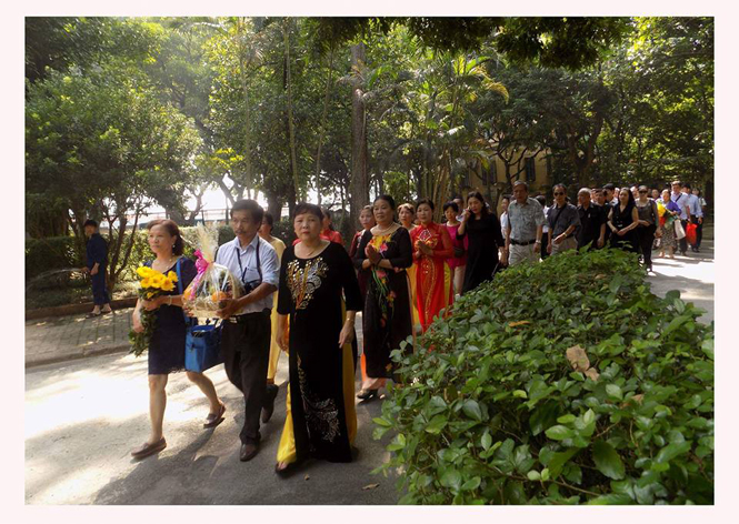 Đoàn nghệ nhân “Hò khoan Lệ Thủy” đến dâng hương tại nhà lưu niệm Đại tướng Võ Nguyên Giáp ở 30 Hoàng Diệu.