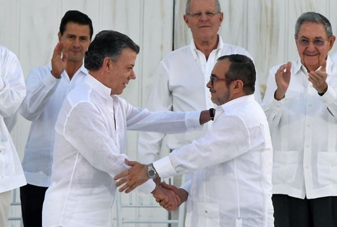 Tổng thống Colombia Juan Manuel Santos và thủ lĩnh FARC Timoleon Jimenez tại lễ ký kết thỏa thuận hòa bình ở Cartagena, Colombia ngày 26-9. (Nguồn: AFP/TTXVN)