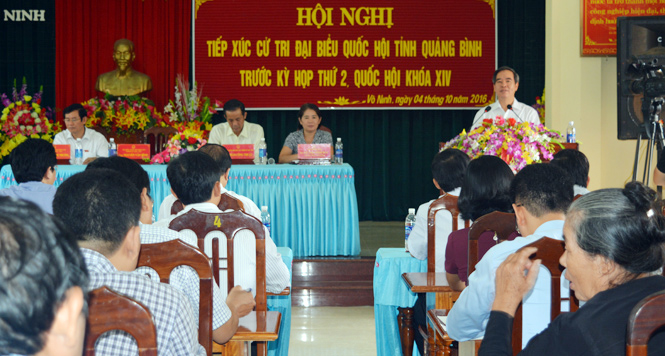 Đồng chí Nguyễn Văn Bình, Uỷ viên Bộ Chính trị, Bí thư Trung ương Đảng, Trưởng ban Kinh tế Trung ương đang tiếp thu, giải trình các kiến nghị của cử tri.