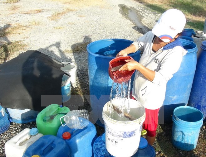 Người dân xã Vĩnh Lương, thành phố Nha Trang phải lấy nước sinh hoạt từ nơi khác chở đến, trong đợt hạn hán mùa Hè vừa qua. (Ảnh: Nguyên Lý/TTXVN)