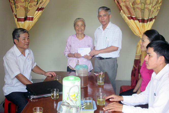 Ban Thường trực Ủy ban MTTQVN huyện Tuyên Hóa luôn quan tâm, động viên những hộ có hoàn cảnh khó khăn trên địa bàn.