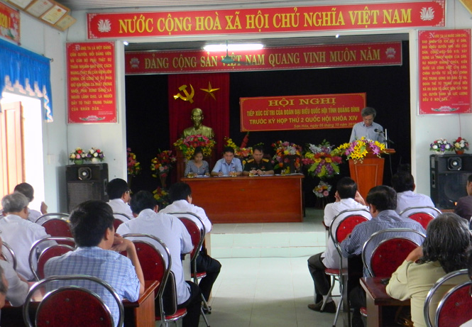 Các đại biểu Quốc hội tiếp xúc với cử tri huyện Tuyên Hoá.
