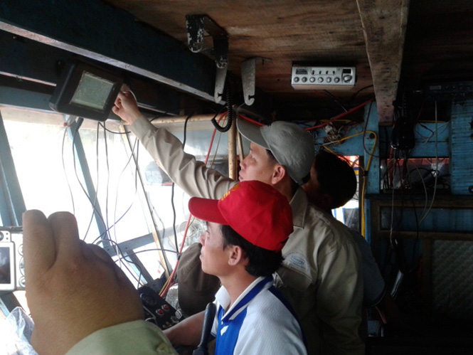 Lắp đặt thiết bị giám sát tàu cá theo dự án Movimar.