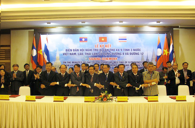 Đại biểu các tỉnh 3 nước Việt Nam – Lào – Thái Lan bắt tay hữu nghị sau lễ ký kết biên bản.