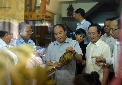  Thủ tướng kiểm tra chất lượng giò của một cơ sở trên đường Nguyễn Hậu