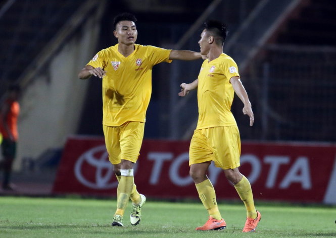 Quang Huy (trái) cùng Đình Bảo ăn mừng bàn thắng trong trận Hải Phòng gặp Cần Thơ ở V-League 2016. Ảnh: N.K