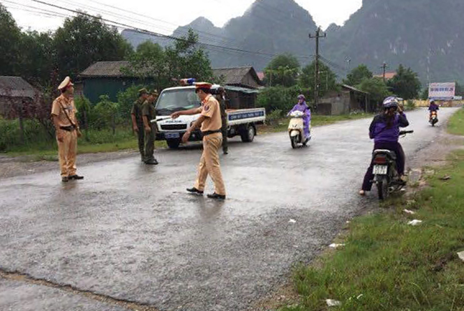Lực lượng CSGT Công an huyện Minh Hóa đang tuần tra, xử lý các trường hợp vi phạm ATGT ở khu vực nông thôn.