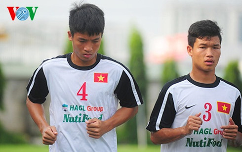 Bùi Tiến Dũng (4) từng cùng U19 Việt Nam 