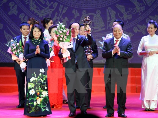 Thủ tướng Nguyễn Xuân Phúc và Phó Chủ tịch nước Đặng Thị Ngọc Thịnh trao tặng cúp Thánh Gióng cho các doanh nhân tiêu biểu. (Ảnh: Tuấn Anh/TTXVN)