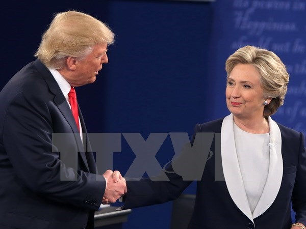 Ứng cử viên tranh cử Tổng thống Mỹ của Đảng Dân chủ Hillary Clinton (ảnh, phải) và ứng viên Donald Trump của Đảng Cộng hòa đã kết thúc cuộc tranh luận trực tiếp thứ hai bằng một cái bắt tay khá bất ngờ. (Nguồn: AFP/TTXVN)