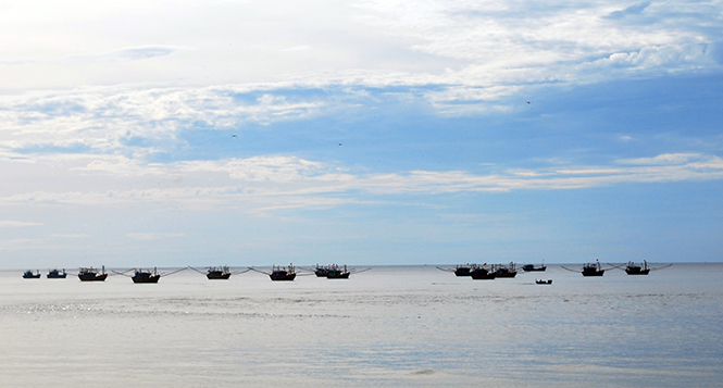 Tàu thuyền ngư dân xã Quang Phú vẫn cố gắng vươn khơi sau sự cố ô nhiễm môi trường biển.