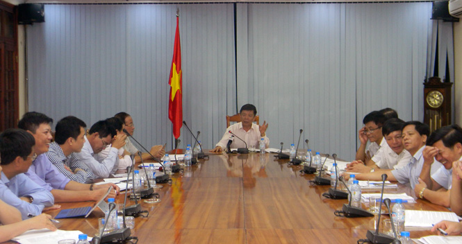 Đồng chí Nguyễn Hữu Hoài, Phó Bí thư Tỉnh ủy, Chủ tịch UBND tỉnh, Trưởng Ban chỉ đạo Chương trình MTQG XDNTM tỉnh chủ trì buổi họp Ban chỉ đạo Chương trình MTQG XDNTM tỉnh ngày 12-10-2016.  