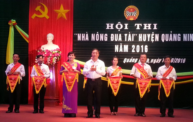 Lãnh đạo huyện Quảng Ninh trao thưởng cho các đội đạt giải 