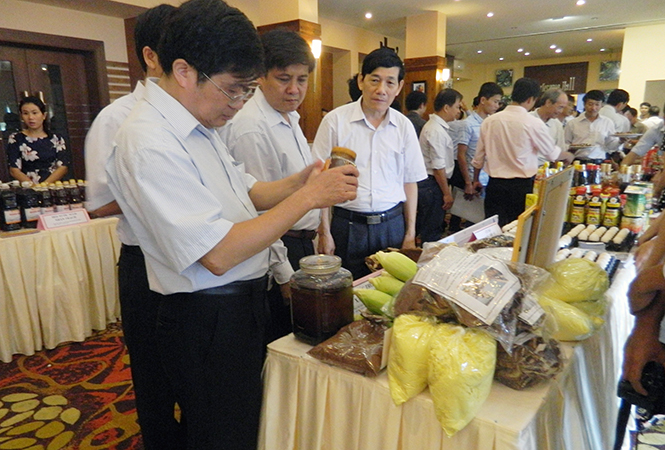 Góc trưng bày sản phẩm truyền thống của 2 tỉnh Quảng Bình và An Giang