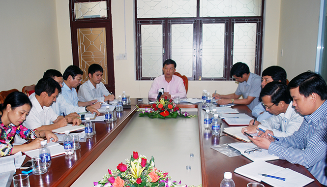 Đồng chí Nguyễn Hữu Hoài, Phó Bí thư Tỉnh ủy, Chủ tịch UBND tỉnh chủ trì buổi làm việc với lãnh đạo Sở Du lịch.
