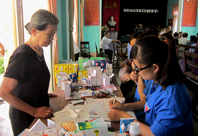 Đoàn thanh niên Khối các cơ quan tỉnh khám và cấp phát thuốc miễn phí cho bà con nhân dân xã Dương Thủy (Lệ Thủy).