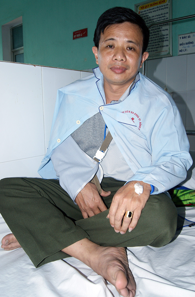 Kiểm lâm viên Nguyễn Sơn Thủy bị lâm tặc tấn công phải điều trị tại bệnh viện.