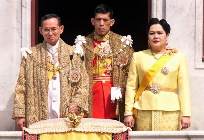 Hoàng Thái tử Maha Vajiralongkorn (giữa) đã xác nhận sẽ kế vị. (Nguồn: CNN)