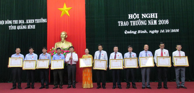 Thừa ủy quyền của Chủ tịch nước đồng chí Nguyễn Hữu Hoài, Chủ tịch UBND tỉnh trao Huân Chương độc lập cho các tập thể, cá nhân xuất sắc trong các phong trào thi đua yêu nước.