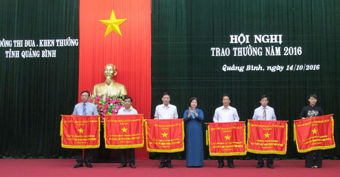 Thừa ủy quyền của Thủ tướng Chính phủ đồng chí Nguyễn Thị Thanh Hương trao cờ thi đua của Thủ tướng Chính phủ cho các tập thể, cá nhân xuất sắc trong các phong trào thi đua yêu nước.