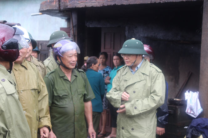 Đồng chí Lê Minh Ngân, Phó Chủ tịch UBND tỉnh động viên các gia đình bị thiệt hại do lốc xoáy tại thôn Dum, xã Sen Thủy (Lệ Thủy).  