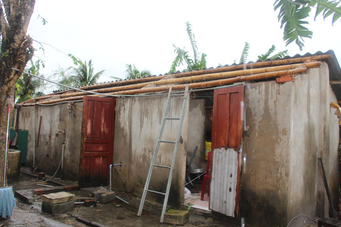 Một ngôi nhà của người dân thôn Dum xã Sen Thủy (Lệ Thủy) bị tốc mái hoàn toàn do lốc xoáy.