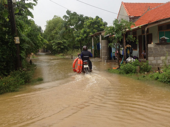 Nhiều tuyến đường liên thôn ở Lệ Thủy đã bị ngập lụt.
