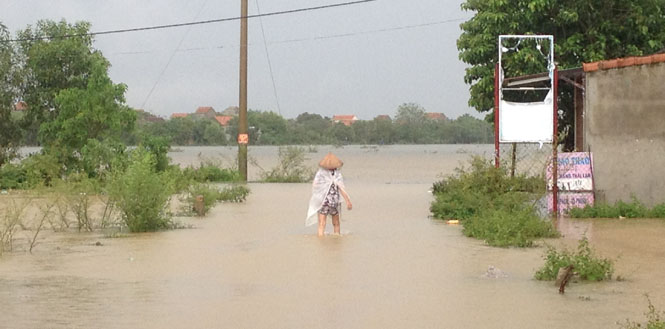Nước sông Kiến Giang lên nhanh, gây ngập lụt nhiều tuyến đường liên thôn xã Lộc Thủy.