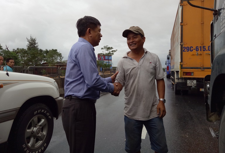 đồng chí Nguyễn Hữu Hoài, Phó Bí thư Tỉnh ủy, Chủ tịch UBND tỉnh thăm hỏi, động viên lái xe và hành khách bị tắc đường đoạn qua huyện Bố Trạch