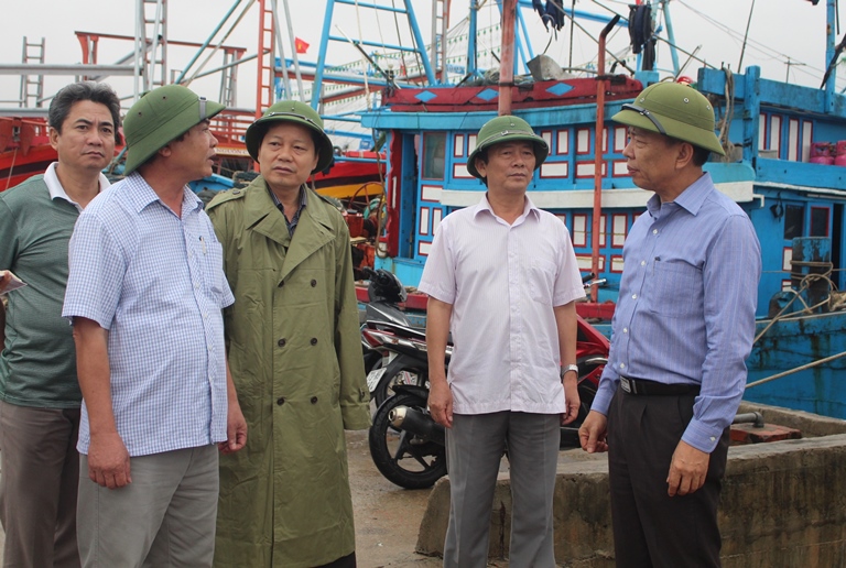 Đồng chí Nguyễn Hữu Hoài, Phó Bí thư Tỉnh ủy, Chủ tịch UBND tỉnh kiểm tra công tác phòng chống mưa lũ tại khu neo đậu tàu thuyền cảng Gianh