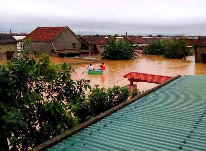 Các lực lượng tham gia cứu trợ cho các hộ dân bị ngập lụt tại xã Quảng Hải
