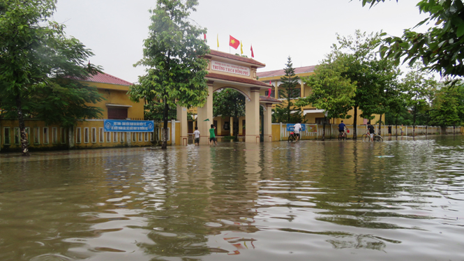 Đến 17 giờ ngày 15-10-2016, một số trường học ở trung tâm thành phố Đồng hới vẫn còn ngập trong nước.               