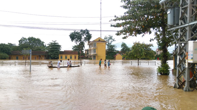 Đến cuối giờ chiều nay, các tuyến đường trung tâm huyện Lệ Thủy vẫn bị ngập lũ sâu hơn nửa mét.